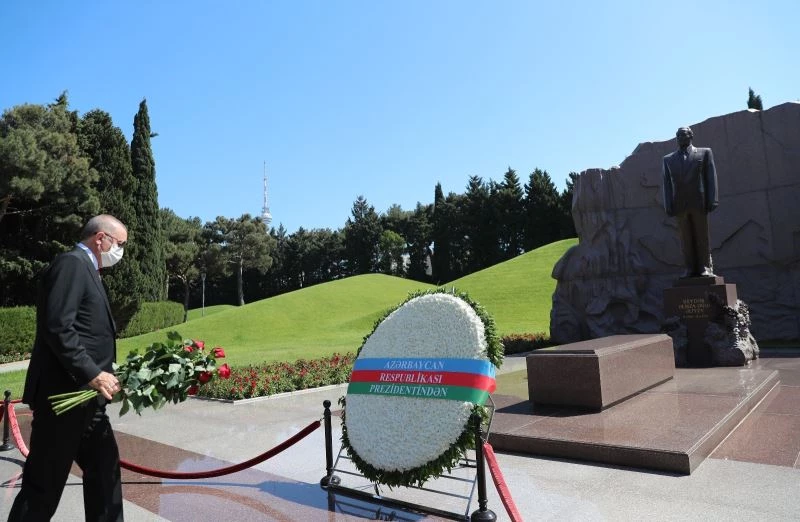 Cumhurbaşkanı Erdoğan, merhum Cumhurbaşkanı Haydar Aliyev’in kabrini ziyaret etti

