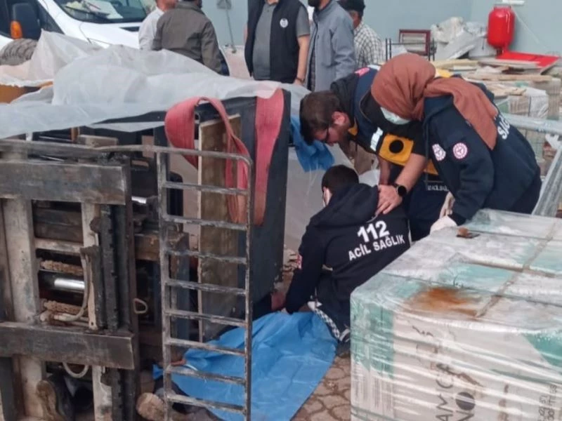 Devrilen iş makinasının altında kalan şahıs hayatını kaybetti
