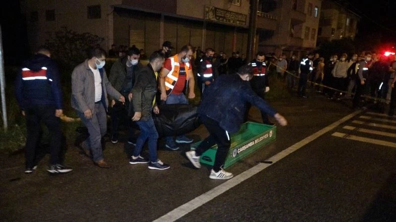 Otomobilin, bisikletiyle işe giden şahsa çarpıp metrelerce savurduğu feci kaza kamerada
