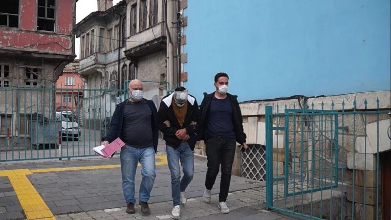 Şehit annesini dolandırmak isteyen şüpheliyi torunu ve oğlu yakaladı
