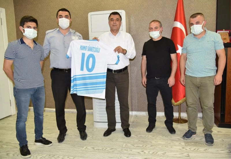 Sağlık çalışanlarından Müdür Sünnetçioğlu’na forma
