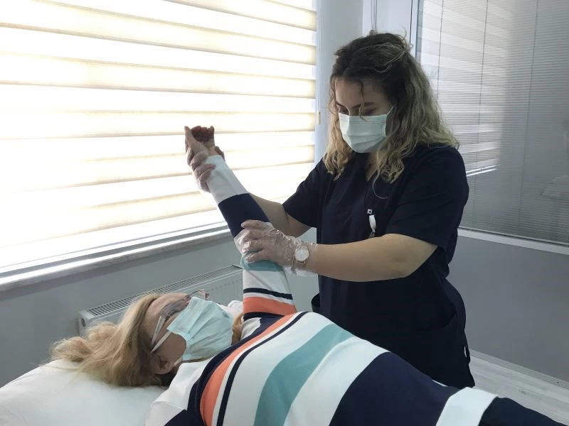 Defalarca operasyon geçirdi, şiddetli ağrılarından rehabilitasyon ile kurtuldu
