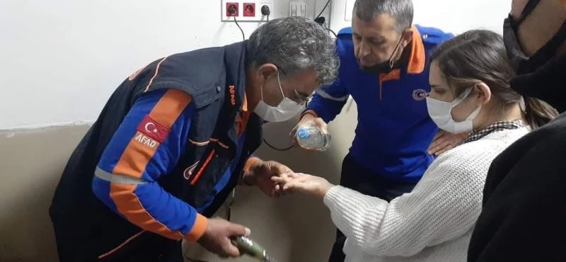 AFAD ekipleri, parmakta sıkışan yüzüğü çıkarttı
