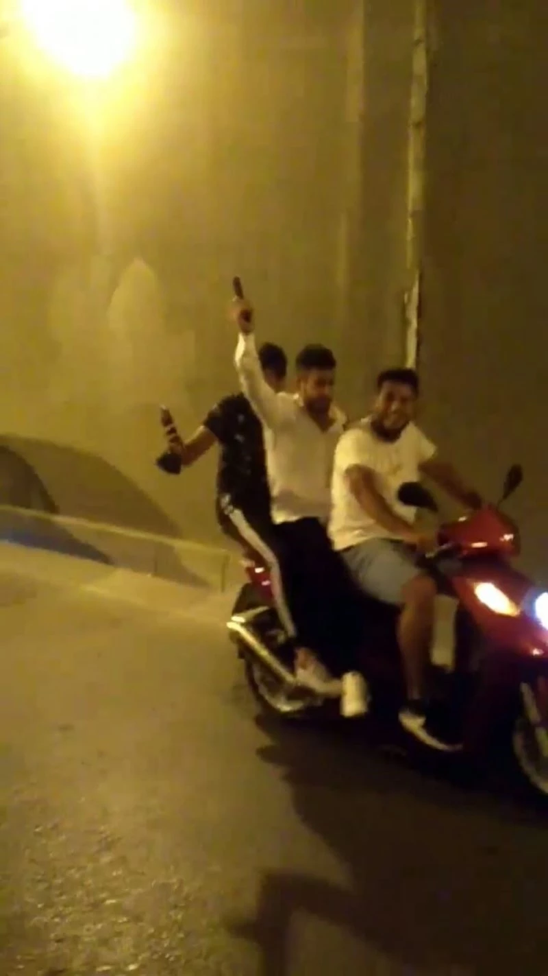 Tabancalı, meşaleli asker eğlencesinde yolu trafiğe kapattılar
