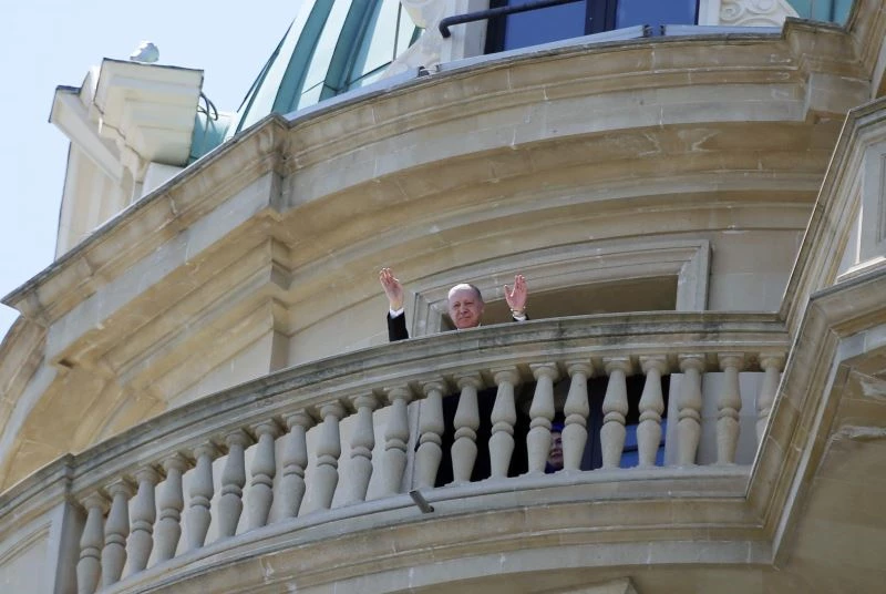 Cumhurbaşkanı Erdoğan, Bakü’de Türk taraftarları selamladı
