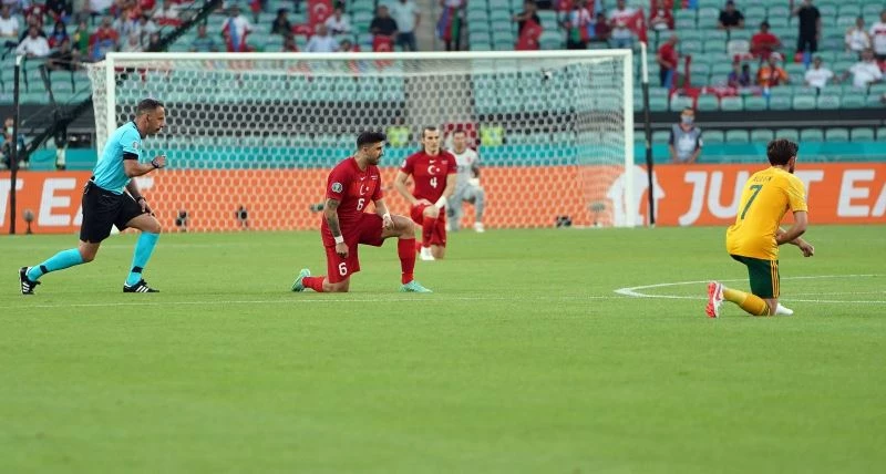 Türkiye-Galler maçında George Floyd anıldı
