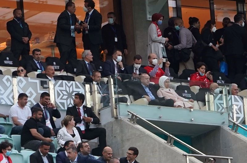 Cumhurbaşkanı Erdoğan, tribündeki yerini aldı

