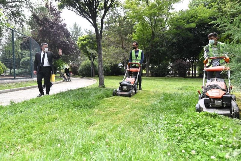 Pursaklar’da parklar yemyeşil ve tertemiz
