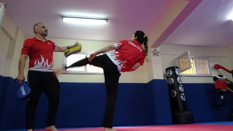 16 yaşındaki milli tekvandocu Sude Yaren Uzunçavdar Bulgaristan’dan gümüş madalya ile döndü
