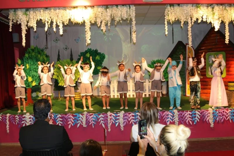 GKV’li Minikler Mother Goat And Baby Goat oyununu İngilizce sahneledi
