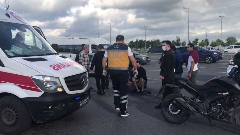 (ÖZEL) Sahil yolundan hızla gelen otomobil bisikletliye çarptı
