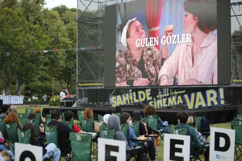 ‘Sahilde Sinema Var’ kahkaha ile başladı

