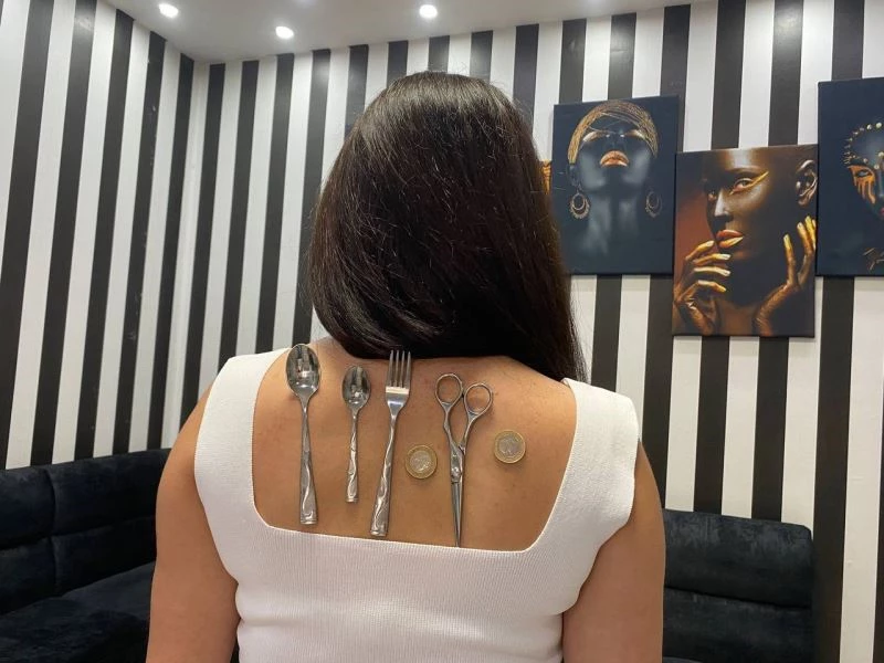 Biontech aşısı yaptırdı, metal eşyalar vücuduna yapışmaya başladı
