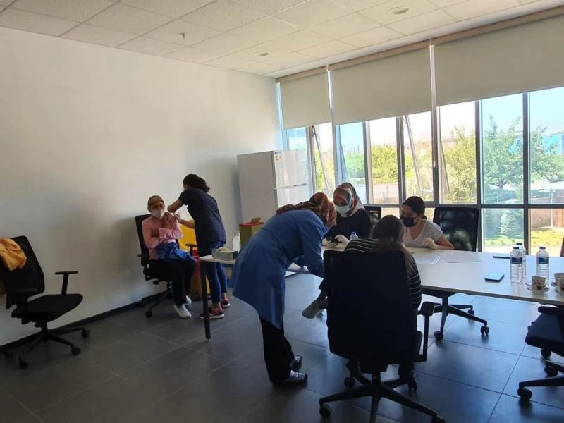 Mobil sağlık ekipleri sanayide aşıda
