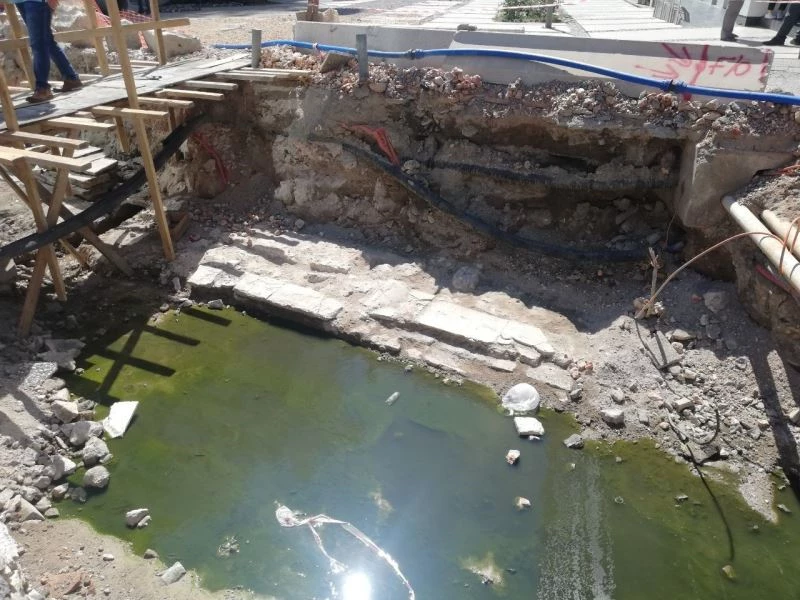 İzmir’de altyapı çalışması sırasında 300 yıllık bedesten bulundu
