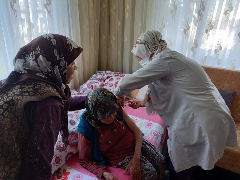 97 yaşındaki Havva ninenin aşısı evinde yapıldı
