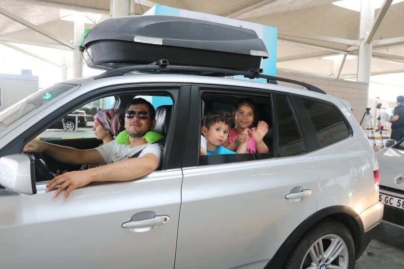 Gurbetçiler Kapıkule Sınır Kapısından ülkeye giriş yapmanın heyecanını yaşadı
