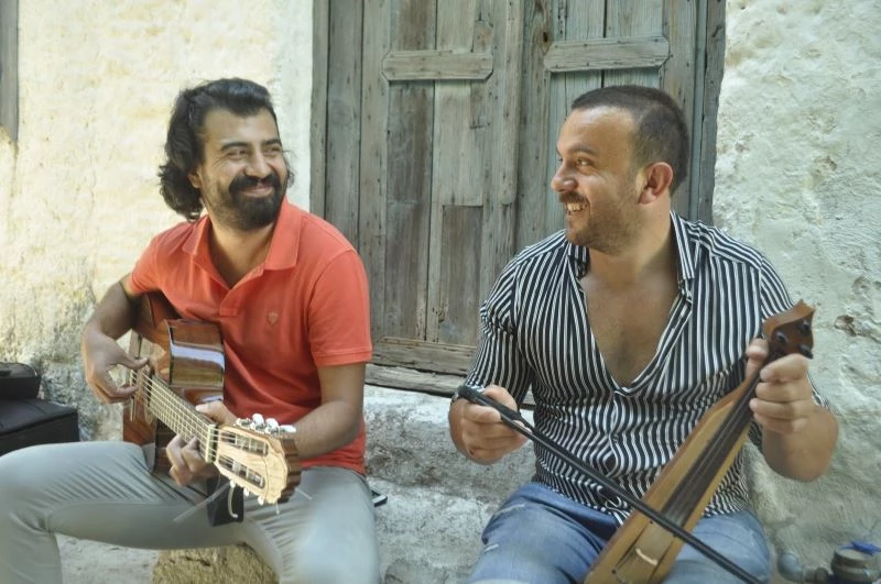 Ünlü şaire hayranlığı şarkı yazdırdı
