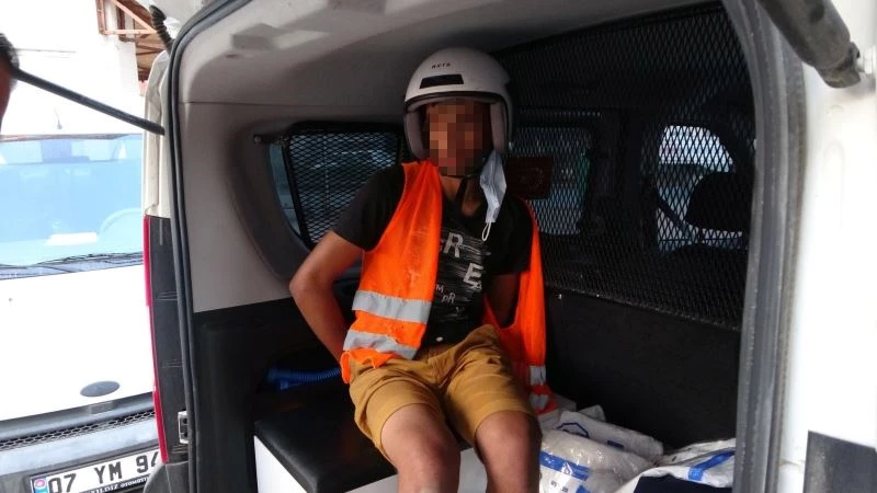 (ÖZEL) Motosikletin üzerinde neye uğradığını anlamadı, yaka paça yakalanıp tutuklandı
