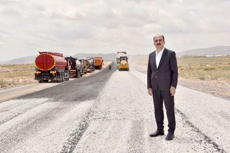 Başkan Altay mahalle yollarında sathi kaplama çalışmalarını başlattı
