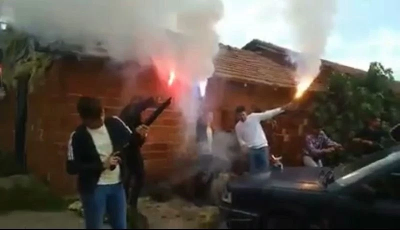 Evlerine dönen askerler için tüfekler ardı ardına ateşlendi
