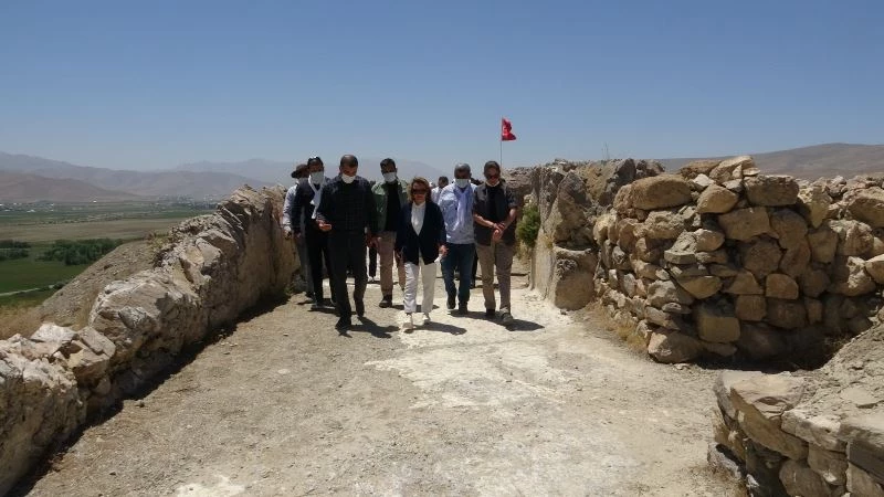 Bakan Yardımcısı Yavuz, Çavuştepe Kalesi tapınağının kitabesini Urartuca dinledi
