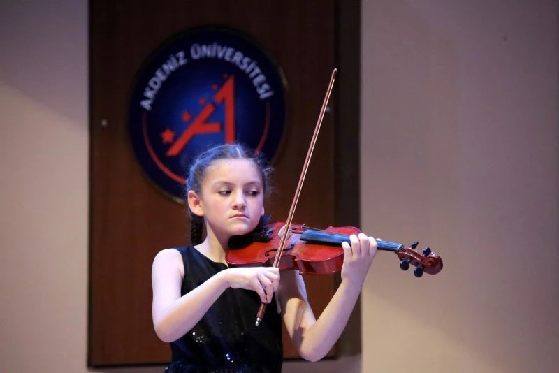 Devlet Konservatuvarı öğrencilerinden Babalar Gününe özel duygusal keman dinletisi
