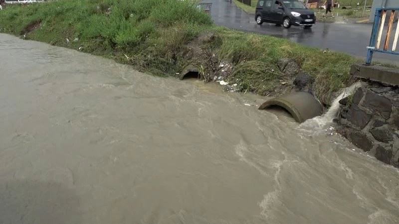 Arnavutköy’de dere taştı: Bodrum katında bulunan 4 daireyi su bastı
