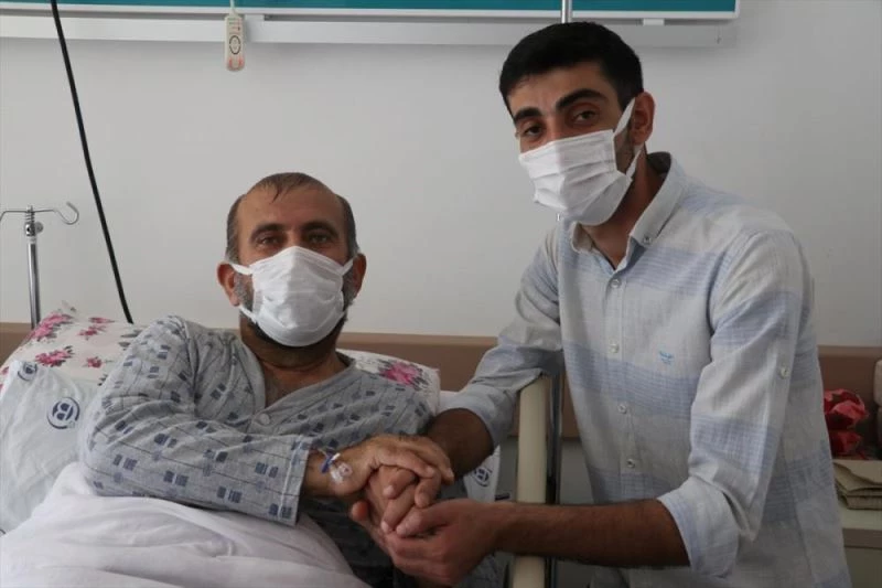 Oğlunun verdiği böbrekle iyileşen güvenlik korucusu Babalar Günü