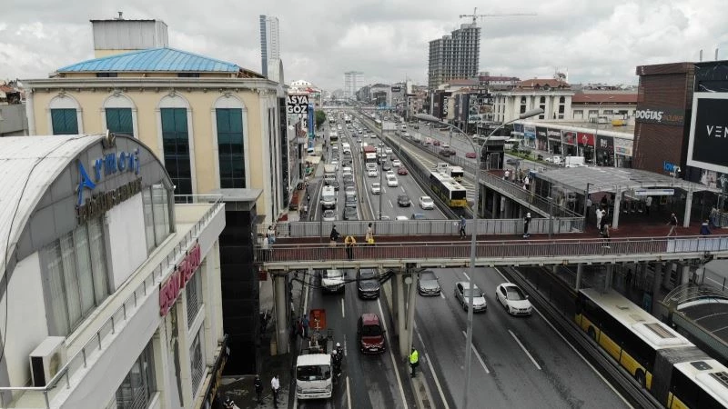 Avcılar’de E-5 üst geçide bağlı kablolar halk otobüsünün üzerine düştü
