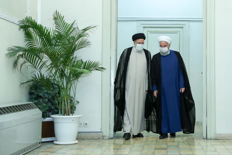 Ruhani, cumhurbaşkanlığı seçiminin galibi Reisi’yi makamında ziyaret etti
