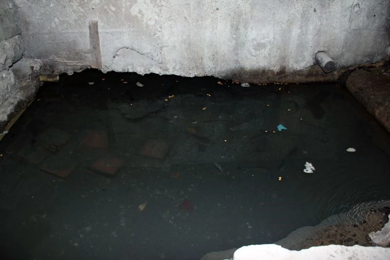 Marangoz atölyesine alabalık havuzu yaptı
