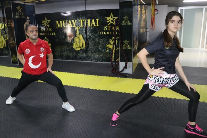 Muaythai milli takım antrenörü, sevdasını aşıladığı kızını şampiyonluklara hazırlıyor