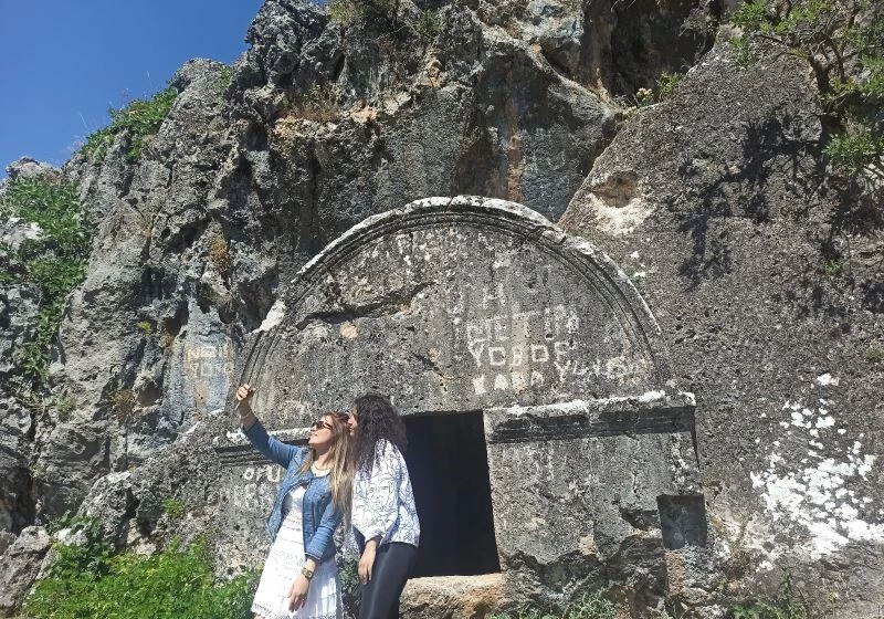 Roma döneminden kalan Kaya mezarlarına yoğun ilgi
