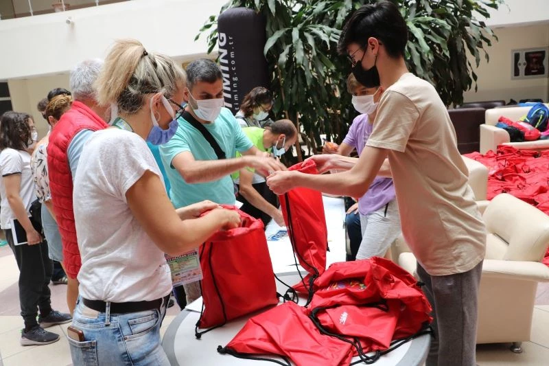 Uluslararası 6. Sınırsız Dostluk Yarı Maratonu için sporcular kitlerini aldı
