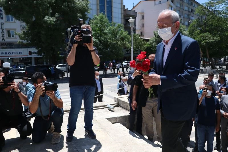 CHP Lideri Kemal Kılıçdaroğlu, Şahinbey ve Karayılan’ın mezarını ziyaret etti
