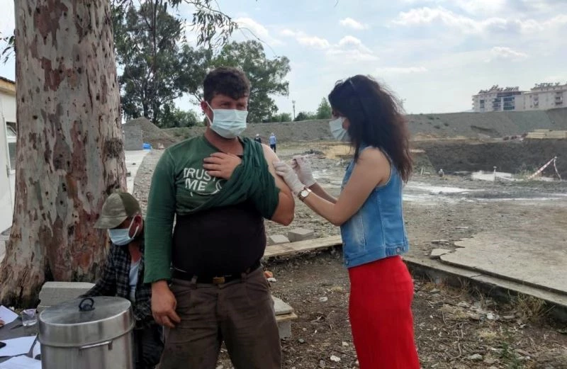 Mobil ekipten inşaat işçilerine aşılama
