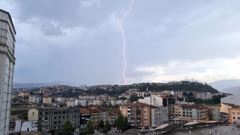 Önce şimşekler çaktı ardından dolu yağışı etkili oldu
