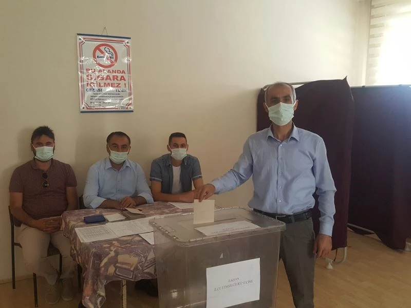 Eleşkirt İLKSAN seçimlerine tek aday olarak giren Harun Yıldırım kazandı
