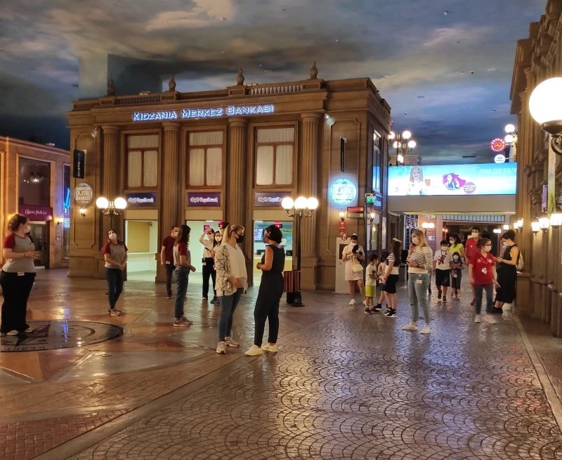 Çocuklar yaz tatiline karne partisiyle başladı
