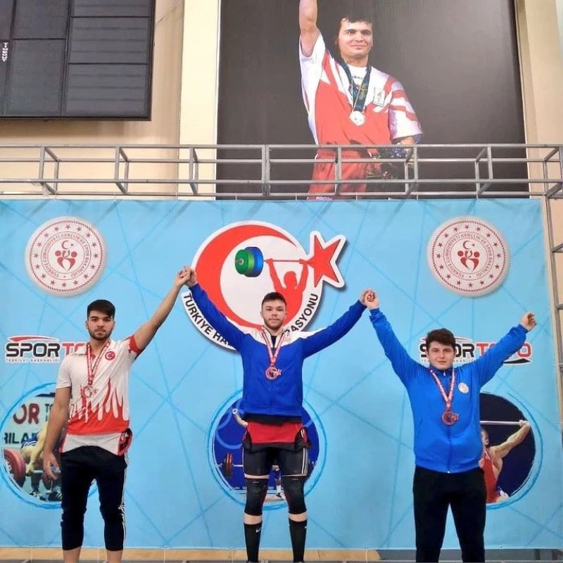 Halterci kardeşler Türkiye şampiyonu oldu
