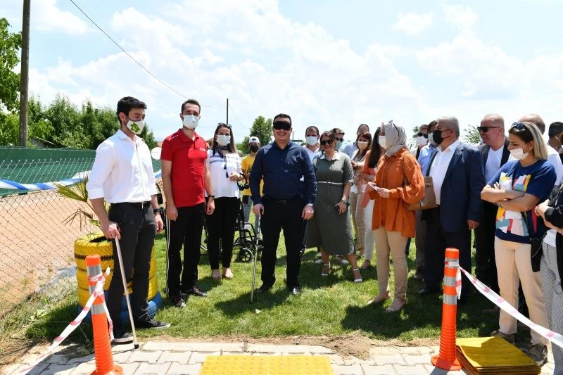 Başkan Kanar,  özel çocuklar için oynadı, engelli oldu
