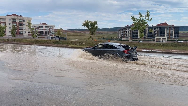 Yağış sonrası oluşan göletler araçları zora soktu

