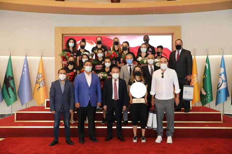 Şampiyon basketbolcular büyükşehirde
