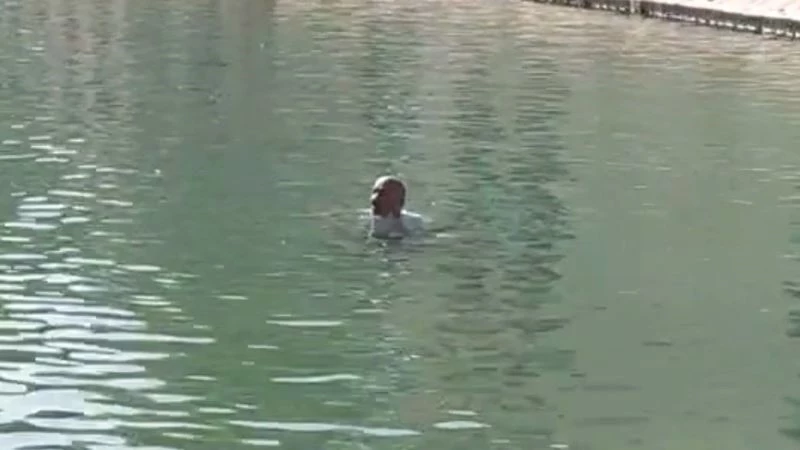 Herkesin gözü önünde Balıklıgöl’e girip yüzdü
