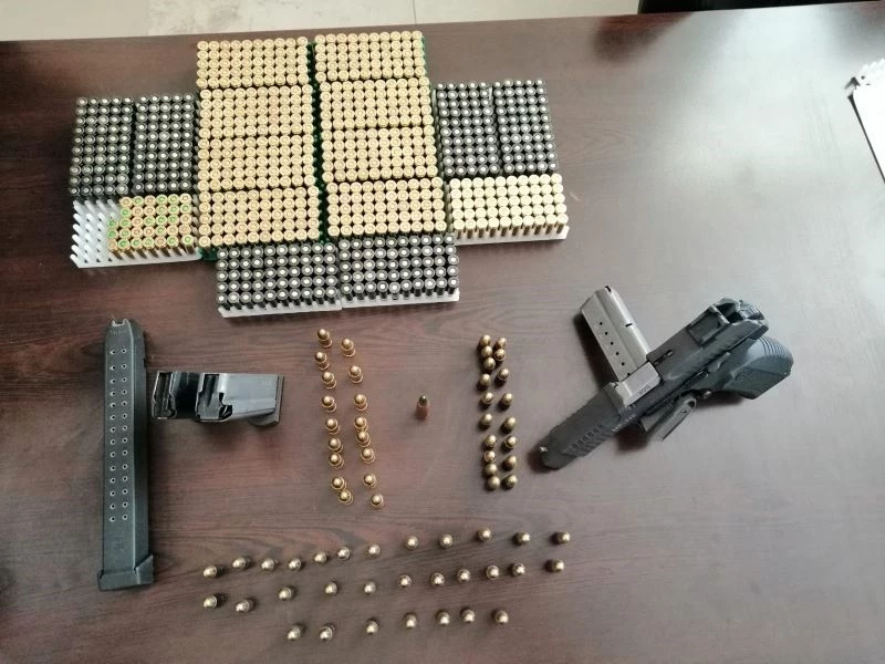 Baskın yapılan ikametten tabanca ve fişek çıktı
