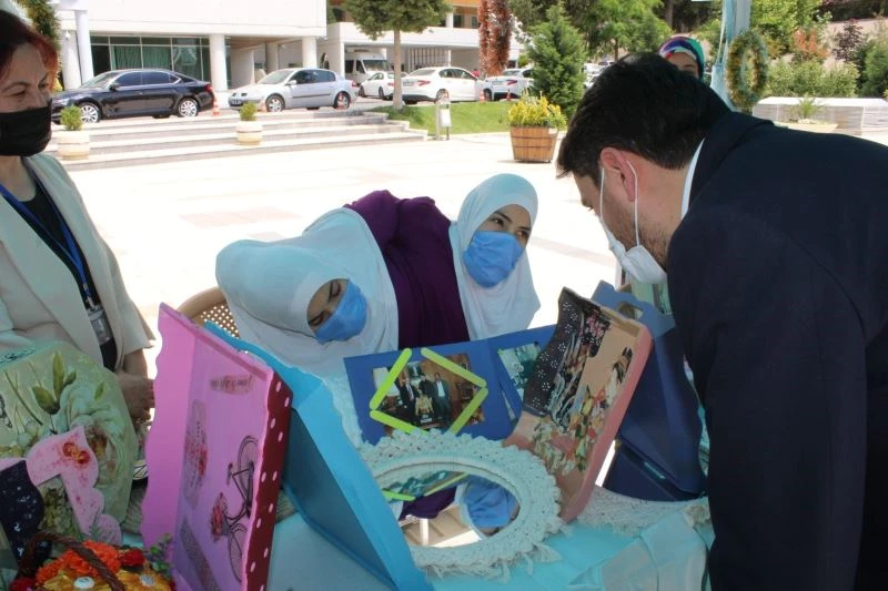 Siyam ikizleri el emeği ürünlerini sergiledi
