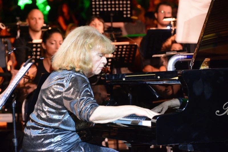 Genç piyanistler İdil Biret ile sahne alacak
