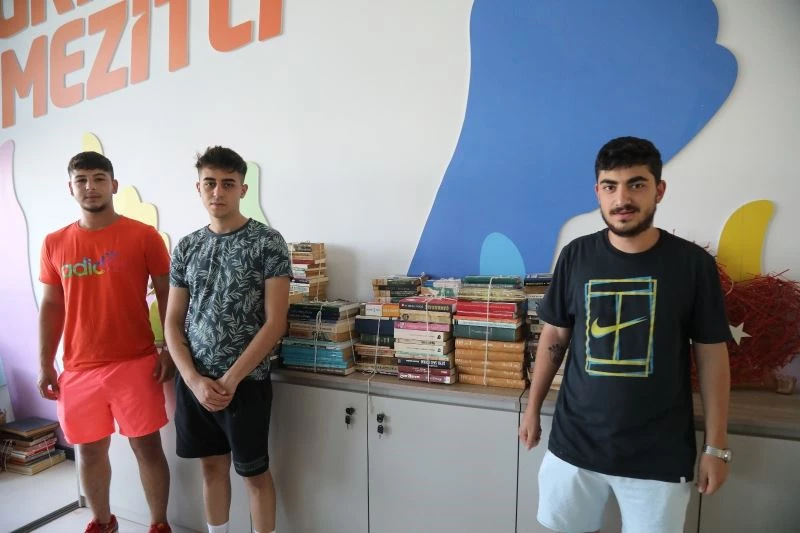 Vefat eden dedesinin kitaplarını Mezitli Belediyesine bağışladı

