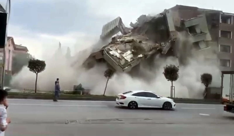 Şehir merkezindeki bina büyük gürültüyle işte böyle yıkıldı
